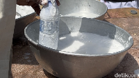 Susu unta rasanya tidak asam, sedikit manis, dan ada bau prengus untanya sedikit. Kabarnya baik untuk stamina. Susu unta mengandung senyawa laktoferin dan imunoglobulin, protein yang dapat meningkatkan sistem kekebalan tubuh. Foto: Meliyanti Setyorini