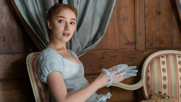 Phoebe Dynevor saat tampil di serial Shock and Delight (2020).