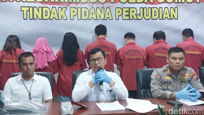 Polisi menangkap 10 terduga pelaku judi online di Medan, tiga di antaranya adalah wanita.