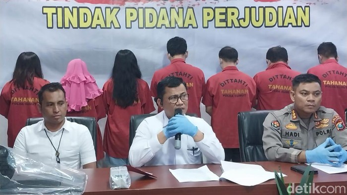 Polisi menangkap 10 terduga pelaku judi online di Medan, tiga di antaranya adalah wanita.