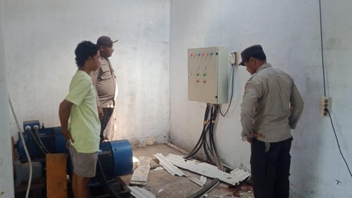 Polisi mengecek lokasi tewasnya seorang pekerja tambak udang yang terjatuh dari atap gudang di Kabupaten Dompu, Nusa Tenggara Barat (NTB), Minggu (11/6/2023). (Istimewa)
