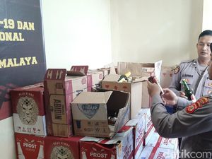 Polisi Sita 1.145 Botol Miras dari Tempat Usaha Rumahan di Tasik