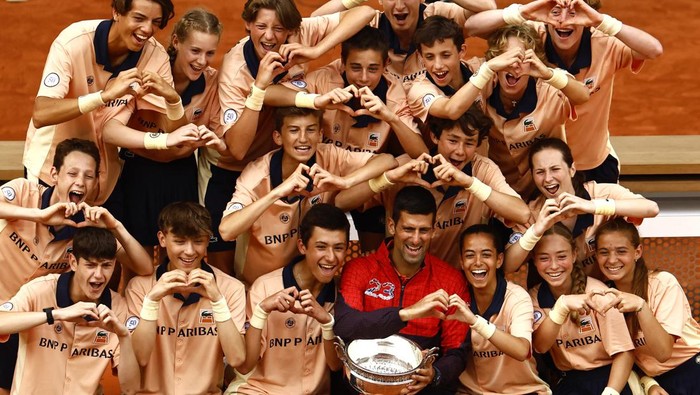 Pose Djokovic Dengan 23 Tropi Grand Slam Novak Djokovic jadi petenis pria dengan gelar Grand Slam terbanyak yakni 23. Hal itu didapat setelah Djokovic memenangi French Open 2023.