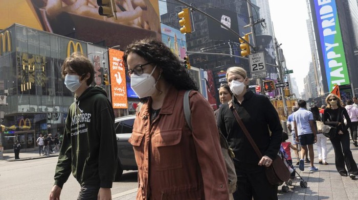 Pedestrians wear protective masks due to poor air quality from wildfires in Canada in Times Square in New York, US, on Thursday, June 8, 2023. The US Northeast will continue to breathe in choking smoke from fires across eastern Canada for the next few days, raising health alarms across impacted areas. Photographer: Angus Mordant/Bloomberg via Getty Images