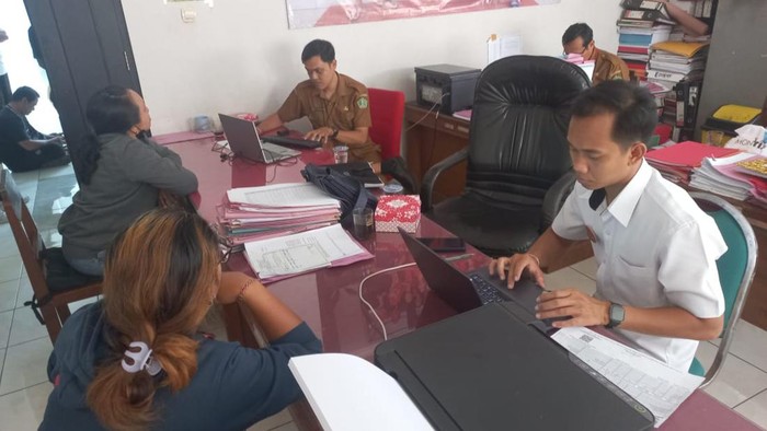 Suasana layanan pengurusan suket domisili untuk syarat PPDB oleh Disdukcapil di kantor Disdik Tabanan, Senin (12/6/2023).