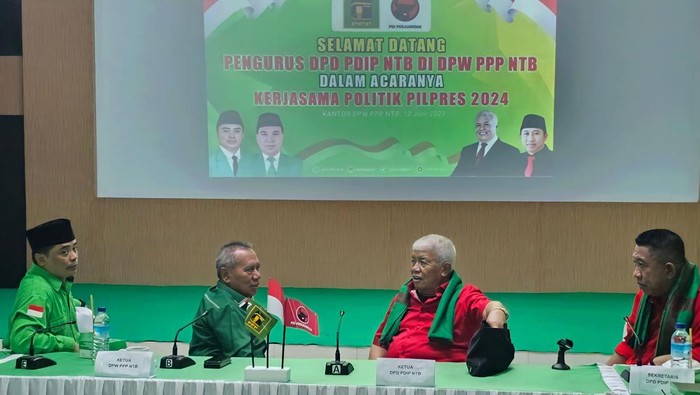 Ketua DPW PPP NTB Muzihir (kiri) bersama Ketua DPD PDIP NTB Rachmat Hidayat (kanan) saat menggelar pertemuan di Kantor DPW PPP NTB pada Senin (12/6/2023) pagi.