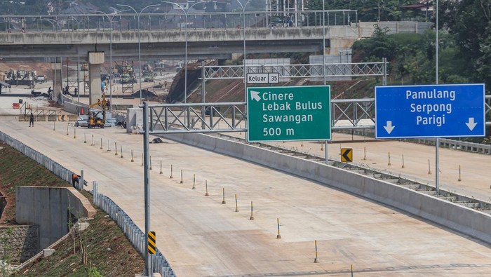 Progres pembangunan Tol Cijago Seksi 3B Pekerja melintas di area proyek pembangunan Tol Cijago Seksi 3B di Limo, Depok, Jawa Barat, Senin (12/6/2023). Bedasarkan data Translingkar Kita Jaya, Tol Cinere-Jagorawi (Cijago) seksi 3B ruas Limo-Krukut sepanjang 2,5 kilometer itu tahap konstruksinya telah mencapai 95 persen dan ditargetkan selesai pada akhir Juli 2023. ANTARA FOTO/Asprilla Dwi Adha/nym.