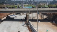 Sejumlah pekerja menyelesaikan proyek pembangunan Tol Cijago Seksi 3B di Limo, Depok, Jawa Barat, Senin (12/6/2023). 