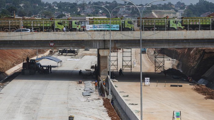 Pekerja melintas di area proyek pembangunan Tol Cijago Seksi 3B di Limo, Depok, Jawa Barat, Senin (12/6/2023). Bedasarkan data Translingkar Kita Jaya, Tol Cinere-Jagorawi (Cijago) seksi 3B ruas Limo-Krukut sepanjang 2,5 kilometer itu tahap konstruksinya telah mencapai 95 persen dan ditargetkan selesai pada akhir Juli 2023. ANTARA FOTO/Asprilla Dwi Adha/nym.