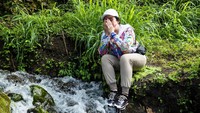 Segar ya bu... Ia membasuh muka dengan air sungai di kawasan Taman Nasional Gunung Merapi (TNGM) (Foto: Puan Maharani/Instagram)
