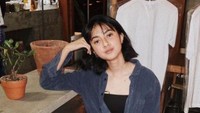 Menyambangi kafe-kafe yang kece juga tak boleh dilewati dirinya. Setibanya di kafe. Rahmania Astrini memesan kopi hangat dan makanan lezat untuk melengkapinya. Foto: Instagram/rahmaniastrini