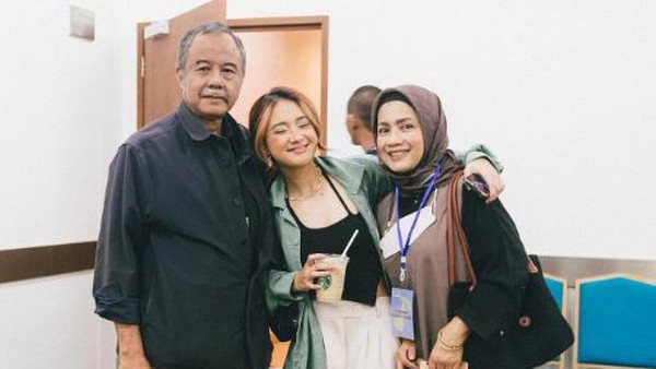 Rahmania Astrini Hobi Minum Kopi Sebelum Manggung, Intip Momennya