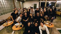 Bersama tim dan rekan-rekannya, ia juga menggelar jumpa fans di kafe. Tentunya dilengkapi dengan berbagai makanan enak dan minuman segar. Foto: Instagram/rahmaniastrini