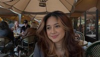 Wanita bersuara merdu ini juga foodies yang hobi hangout ke kafe. Ia yang sweet tooth tak pernah luput mencicipi kue yang manis. Foto: Instagram/rahmaniastrini