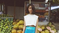Rahmania Astrini juga tak sungkan untuk turun ke jalan menyapa pelanggan kaki lima, termasuk penjual buah dan gorengan pinggir jalan ini. Foto: Instagram/rahmaniastrini