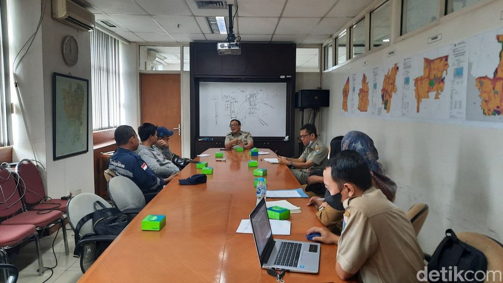 Rapat mediasi mencari solusi tembok rumah Bu Ami Tebet yang rawan jebol karena tanah uruk tetangga. 12 Juni 2023. (Annisa Aulia Rahim/detikcom)