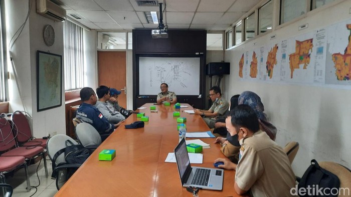 Rapat mediasi mencari solusi tembok rumah Bu Ami Tebet yang rawan jebol karena tanah uruk tetangga. 12 Juni 2023. (Annisa Aulia Rahim/detikcom)
