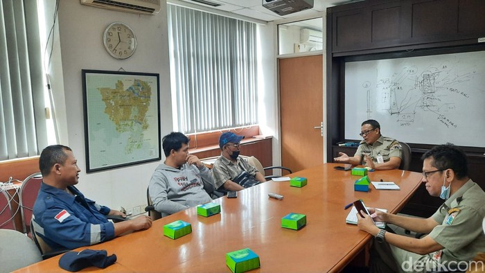 Rapat mediasi mencari solusi tembok rumah Bu Ami Tebet yang rawan jebol karena tanah uruk tetangga. 12 Juni 2023. (Annisa Aulia Rahim/detikcom)