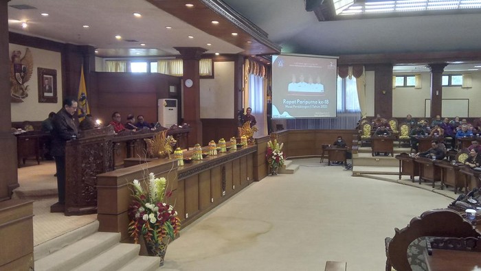Rapat paripurna di gedung DPRD Bali, Senin (12/6/2023).