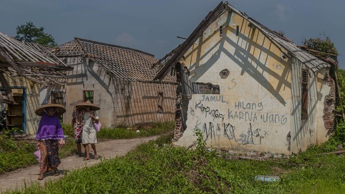 Ratusan Rumah di Lebak Dirobohkan untuk Proyek Waduk Karian Pengendara sepeda motor melintas di antara rumah yang mulai dirobohkan di Kampung Susukan yaitu kawasan yang terkena proyek Waduk Karian di Lebak, Banten, Senin (12/6/2023). Ratusan rumah yang berada di dua kampung, yaitu Kampung Susukan dan Kampung Cibolang sudah dirobohkan dan rencananya akan mulai dialiri air untuk Waduk Karian pada bulan September 2023. ANTARA FOTO/Muhammad Bagus Khoirunas/nym.