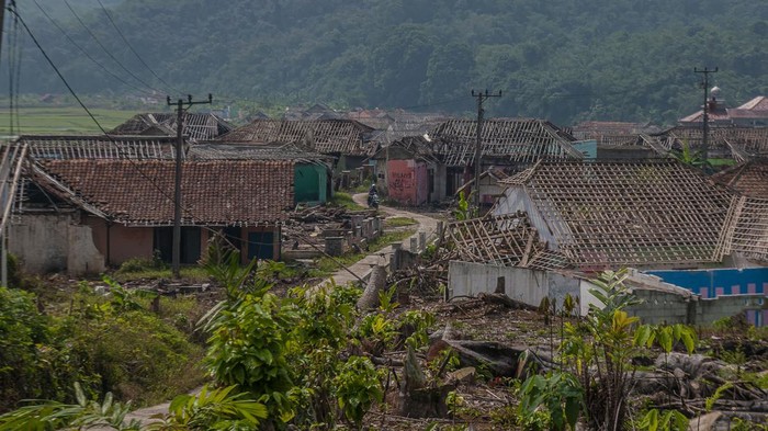 Ratusan Rumah di Lebak Dirobohkan untuk Proyek Waduk Karian Pengendara sepeda motor melintas di antara rumah yang mulai dirobohkan di Kampung Susukan yaitu kawasan yang terkena proyek Waduk Karian di Lebak, Banten, Senin (12/6/2023). Ratusan rumah yang berada di dua kampung, yaitu Kampung Susukan dan Kampung Cibolang sudah dirobohkan dan rencananya akan mulai dialiri air untuk Waduk Karian pada bulan September 2023. ANTARA FOTO/Muhammad Bagus Khoirunas/nym.