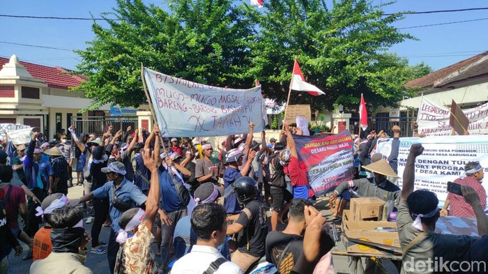Ratusan warga di Kediri demo di kantor kecamatan tuntut setifikat tanah