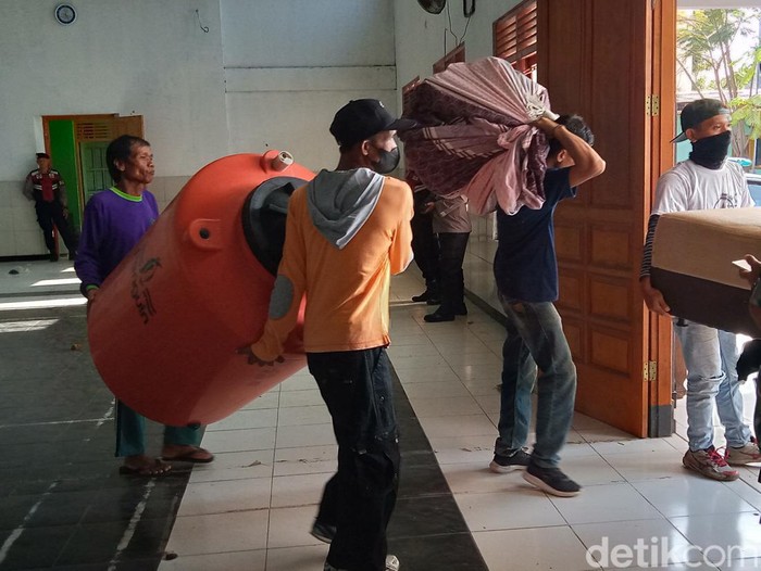 Relokasi barang sisa eksekusi lahan tol dari aula Desa Ngawen, Klaten, Senin (12/6/2023).