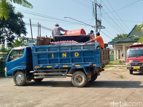 Relokasi barang sisa eksekusi lahan tol dari aula Desa Ngawen, Klaten, Senin (12/6/2023).