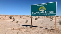 Adalah Randy Williams, seorang pria asal San Diego, AS yang telah lulus berkeliling dunia. Dirinya membeli sebidang tanah gerang seluas 11,07 hektar di padang pasir California dan menjadikannya sebagai negara baru. (Republic of Slowjamastan/CNN)