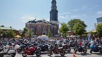 Hamburg Motorcycle Service digelar untuk mengenang pengendara sepeda motor yang meninggal di Gereja St. Michaelis.  