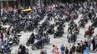 Peserta mengendarai sepeda motornya di Ludwig-Erhard-Strasse di Hamburg, Jerman, Minggu (11/6/2023).  