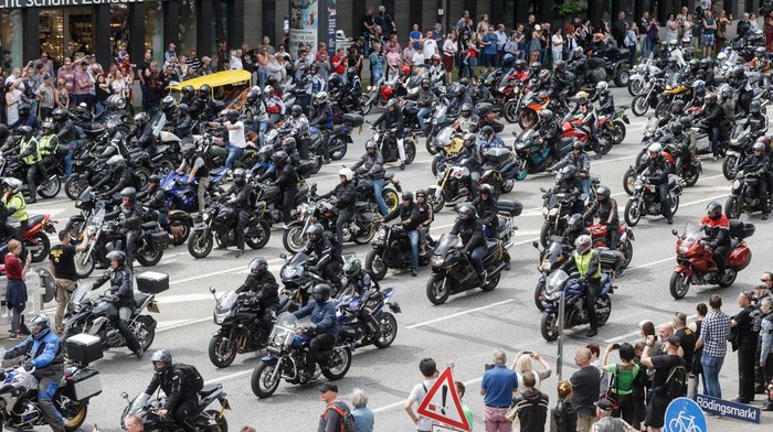Ribuan Moge Konvoi di Jalanan Kota Hamburg 16 June 2019, Hamburg: Thousands of motorcyclists start from the main church St.Michaelis (Michel) to the exit after the service. The Hamburger Motorradgottesdienst am Michel (MoGo), organized by the Verein Mogo Hamburg in der Nordkirche e.V., is the largest motorcycle service in Europe. Photo: Markus Scholz/dpa (Photo by Markus Scholz/picture alliance via Getty Images)