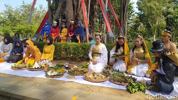 Ritual Bhakti Bumi Usadha di kompleks Candi Borobudur, Senin (12/6/2023).