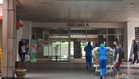 Fajri dievakuasi dari kediamannya di Griya Kencana I, Kota Tangerang pada Kamis (8/6) minggu lalu menuju RSUD Kota Tangerang. Tapi karena keterbatasan alat dan tenaga medis, Fajri dirujuk ke RSCM pada Jumat (9/6) malam. (Foto: Atta Kharisma/detikHealth)