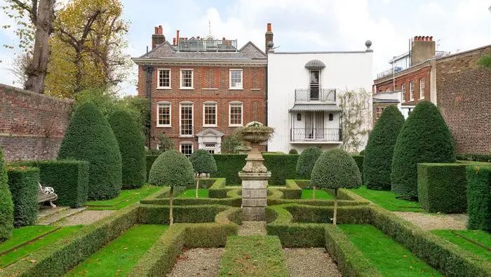 Rumah Ini Dijual Setengah Triliun, Tetangganya Artis dan Orang-orang Tajir Bekas rumah sutradara film Inggris Ridley Scott dijual seharga Β£28 juta ($35 juta) atau sekitar Rp 525 miliar. Intip kemewahan dari isi rumah ini. REKUES EDO
