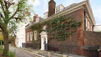 Rumah ini terletak di Hampstead, daerah orang kaya di London utara.  