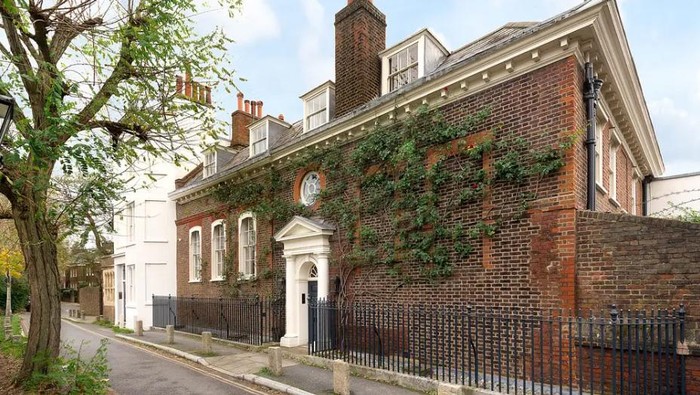 Rumah Ini Dijual Setengah Triliun, Tetangganya Artis dan Orang-orang Tajir Bekas rumah sutradara film Inggris Ridley Scott dijual seharga £28 juta ($35 juta) atau sekitar Rp 525 miliar. Intip kemewahan dari isi rumah ini. REKUES EDO