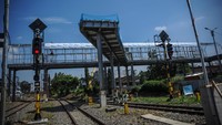 Pekerja menyelesaikan pembangunan jembatan khusus menuju peron Kereta Cepat Jakarta Bandung (KCJB) di Stasiun Bandung, Jawa Barat, Senin (12/62023).  