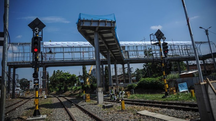 Petugas memeriksa kursi kereta feeder atau pengumpan penumpang Kereta Cepat Jakarta Bandung (KCJB) yang terparkir di Dipo Lokomotif Stasiun Bandung, Jawa Barat, Senin (12/62023). PT Kereta Api Indonesia (KAI) menyiapkan sarana dan fasilitas pendukung berupa kereta api, peron khusus dan ruang tunggu khusus untuk penumpang KCJB yang beroperasi dari Stasiun Kereta Cepat Padalarang menuju Stasiun Bandung dan sebaliknya. ANTARA FOTO/Raisan Al Farisi/nym.