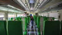 Petugas memeriksa kursi kereta feeder atau pengumpan penumpang Kereta Cepat Jakarta Bandung (KCJB) yang terparkir di Dipo Lokomotif Stasiun Bandung, Jawa Barat, Senin (12/62023). PT Kereta Api Indonesia (KAI) menyiapkan sarana dan fasilitas pendukung berupa kereta api, peron khusus dan ruang tunggu khusus untuk penumpang KCJB yang beroperasi dari Stasiun Kereta Cepat Padalarang menuju Stasiun Bandung dan sebaliknya.  