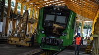 Petugas berjalan di samping kereta feeder atau pengumpan penumpang Kereta Cepat Jakarta Bandung (KCJB) yang terparkir di Dipo Lokomotif Stasiun Bandung, Jawa Barat, Senin (12/62023).  