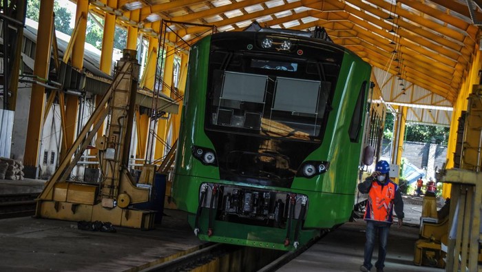 Petugas memeriksa kursi kereta feeder atau pengumpan penumpang Kereta Cepat Jakarta Bandung (KCJB) yang terparkir di Dipo Lokomotif Stasiun Bandung, Jawa Barat, Senin (12/62023). PT Kereta Api Indonesia (KAI) menyiapkan sarana dan fasilitas pendukung berupa kereta api, peron khusus dan ruang tunggu khusus untuk penumpang KCJB yang beroperasi dari Stasiun Kereta Cepat Padalarang menuju Stasiun Bandung dan sebaliknya. ANTARA FOTO/Raisan Al Farisi/nym.