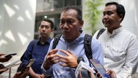 Komisioner KPK periode 2015-2019 Saut Situmorang memberikan keterangan pers usai mengajukan uji materi Peraturan KPU Nomor 10 dan 11 Tahun 2023 ke Mahkamah Agung.   