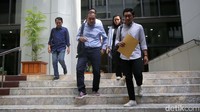 Saut Situmorang bersama perwakilan Indonesia Corruption Watch (ICW) dan Koalisi Masyarakat Sipil Kawal Pemilu Bersih meninggalkan gedung Mahkamah Agung.   