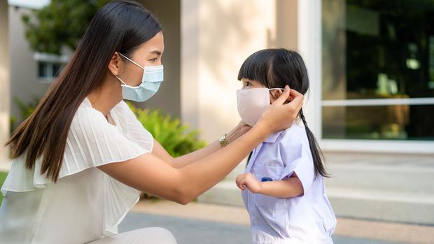 Kementerian Perhubungan merilis empat SE Kemenhub soal pemakaian masker di transportasi umum pada masa transisi endemi. Simak isi lengkap keempat SE tersebut!