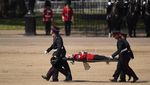 Sejumlah Prajurit Inggris Pingsan Saat Parade Militer