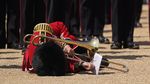 Sejumlah Prajurit Inggris Pingsan Saat Parade Militer