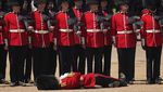 Sejumlah Prajurit Inggris Pingsan Saat Parade Militer