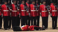 Seorang petugas Pengawal Welsh pingsan dalam cuaca panas selama Tinjauan Kolonel, latihan terakhir Trooping the Colour, parade ulang tahun tahunan Raja, di Horse Guards Parade di London, Sabtu (10/6/2023).  