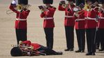 Sejumlah Prajurit Inggris Pingsan Saat Parade Militer